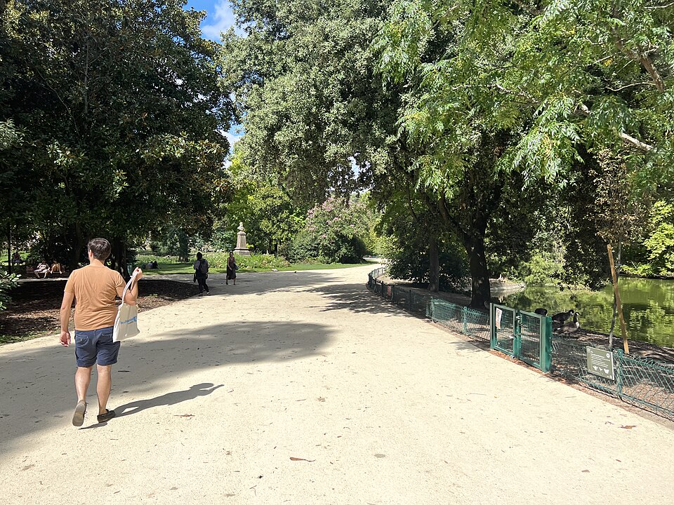 Une allée du Jardin public de Bordeaux.