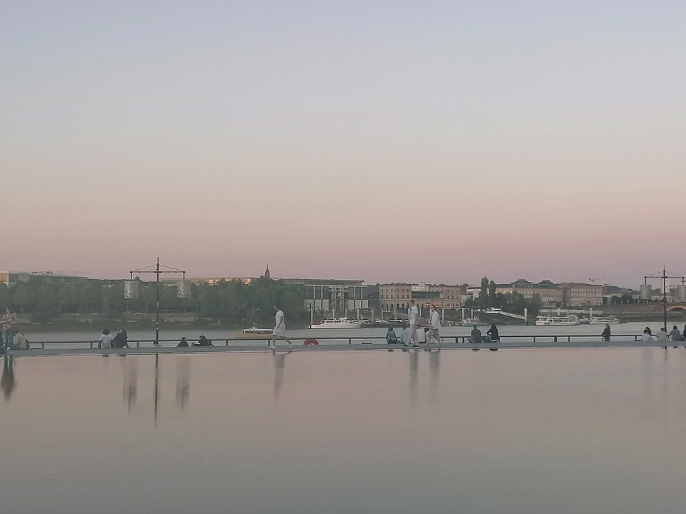 Le Miroir d’eau de Bordeaux au bord de la Garonne.